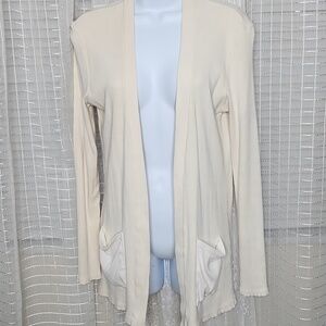 Hanger 55 cream-colored, open-front cardigan sweater with patch pockets SzM